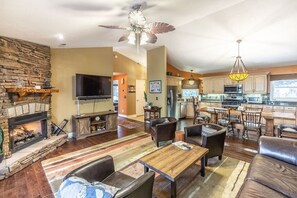 تلفزيون ذكي، مدفأة، مشغل دي في دي، كرة قدم الطاولة