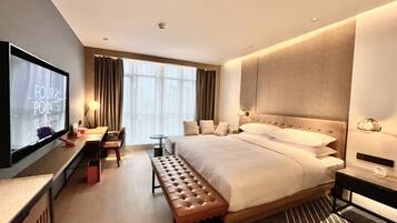 Camera, 1 letto king, vista città | Biancheria da letto di alta qualità, copriletto in piuma