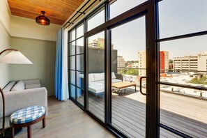 Roba de llit d'alta qualitat i caixa forta a l'habitació 