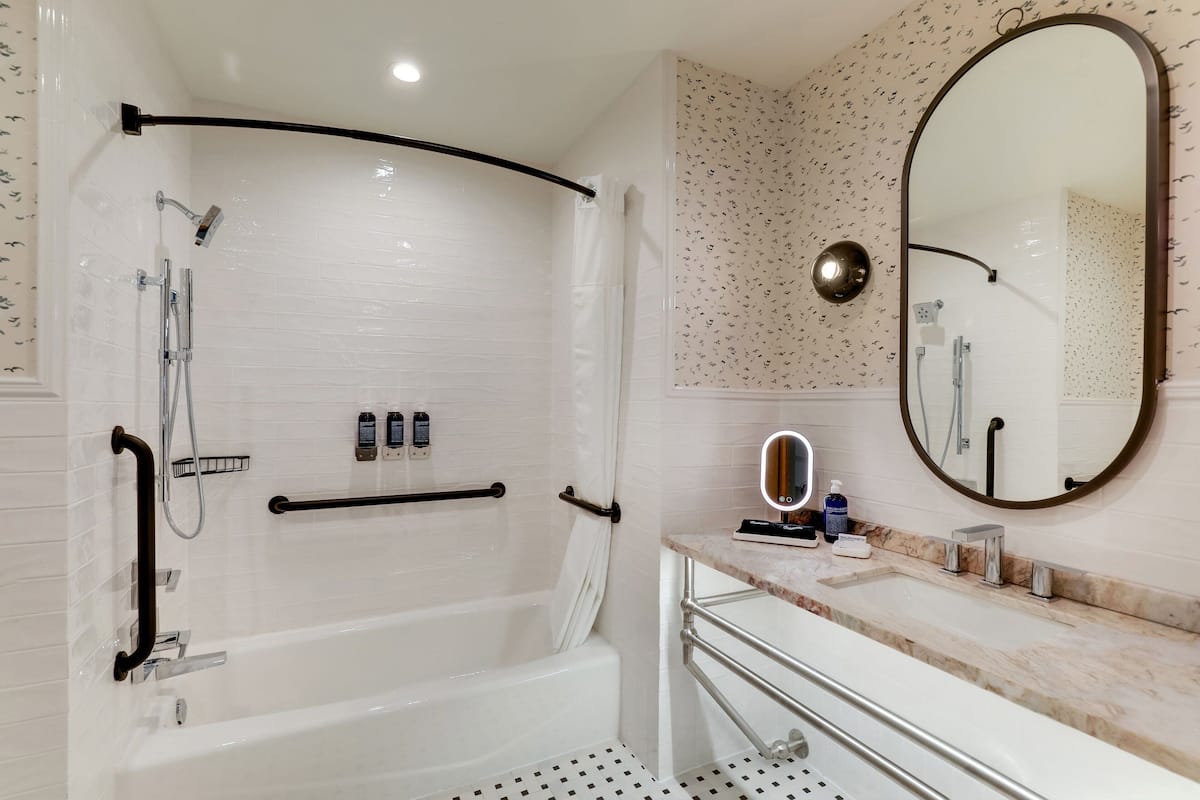 标准房, 1 张双人床 (Mobility Accessible, Tub) | 浴室 | 吹风机、浴袍、毛巾