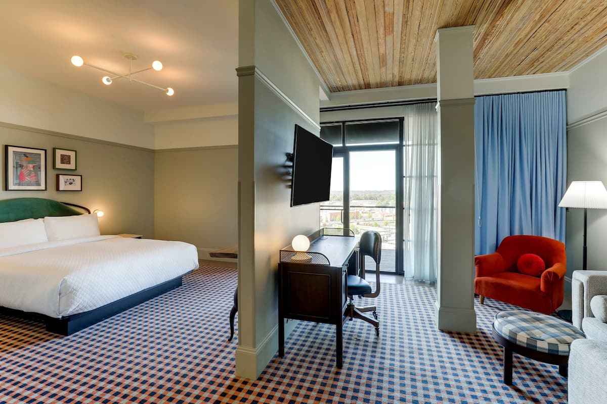 Luxe beddengoed, een kluis op de kamer, een laptopwerkplek