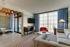 Premium bedding, in-room safe, laptop workspace, blackout drapes - Trilogy Hotel Montgomery, Autograph Collection (Montgomery)