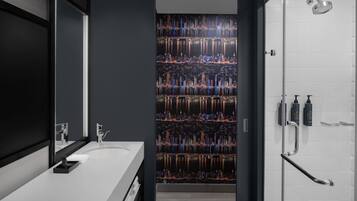 Articles de toilette (gratuits), séchoir à cheveux, peignoirs