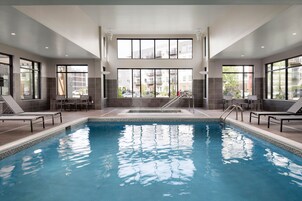 Una piscina cubierta