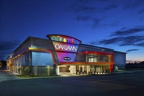 En modern byggnad med en framträdande skylt som visar texten ”OAKLAWN” och ”Etablerat 1904”.