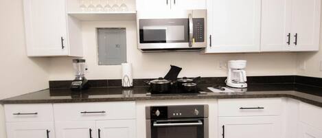 Apartment, Multiple Beds | Private kitchen | Fridge, microwave, oven, stovetop