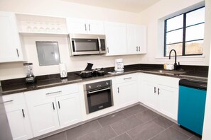 Apartment, Multiple Beds | Private kitchen | Fridge, microwave, oven, stovetop - Honeymoon in Hotsprings (Hot Springs)