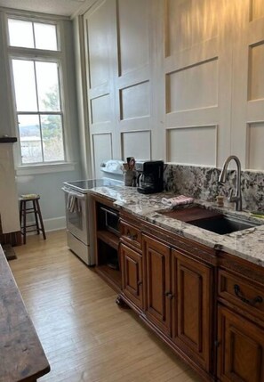 ثلاجة، ميكروويف، فرن، موقد طهي مسطح