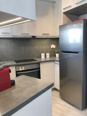 Refrigerador, horno, parrilla de estufa y cafetera y tetera