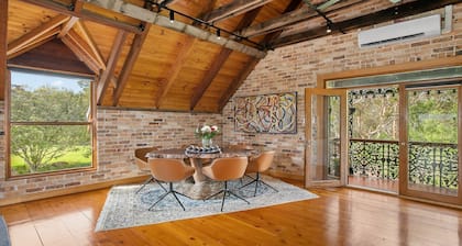 Tranquil, romantic, secluded retreat with amazing views that stretch on forever!