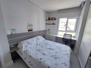 Apartamento premium, acesso à piscina, vista para a cidade | 1 quarto, roupas de cama premium, individualmente decorados