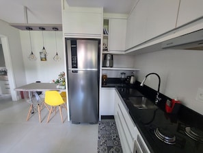 Apartamento premium, acesso à piscina, vista para a cidade | Cozinha privada | Geladeira, talheres/pratos/utensílios de cozinha, mesas de jantar
