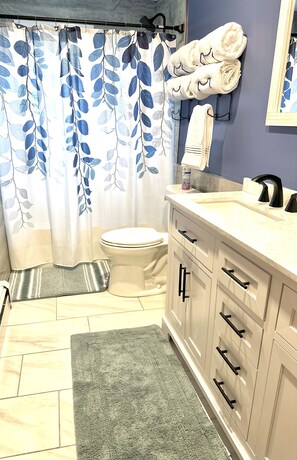 Combined shower/tub, hair dryer, towels, soap - Spacious House short walk to Bills Stadium (Orchard Park)