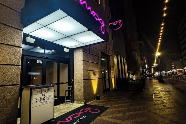 Fachada de la propiedad por la tarde o noche