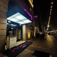 Vista frontal de la propiedad por la tarde o noche