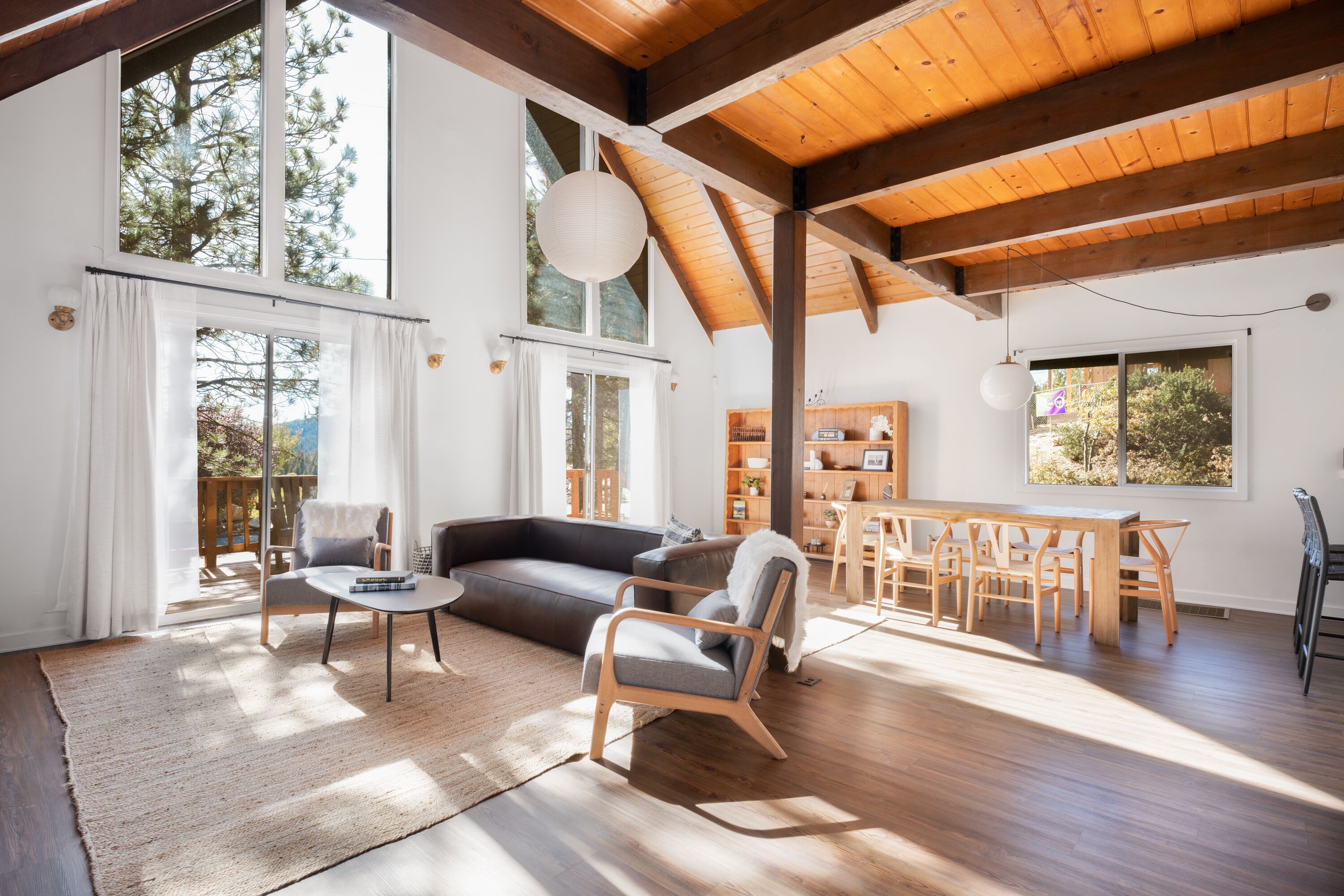 Una televisión, una chimenea