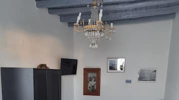 2 quartos, escrivaninha, ferros/tábuas de passar roupa