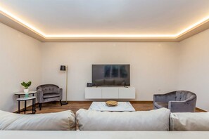 TV - Villa LIO with private pool (Linardići)