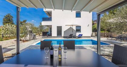 Villa LIO mit privatem Pool