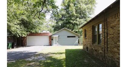 Quiet and Serene Loft- Between Downtown and IAH