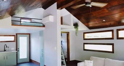 Quiet and Serene Loft- Between Downtown and IAH