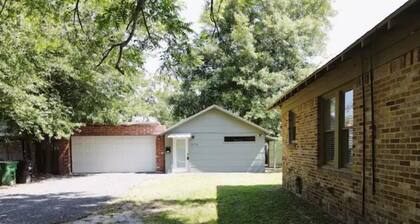 Quiet and Serene Loft- Between Downtown and IAH