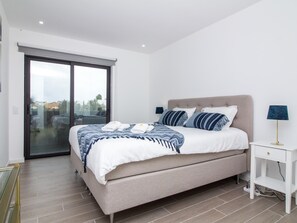 3 bedrooms, iron/ironing board, internet, bed sheets