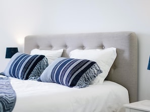 3 bedrooms, iron/ironing board, Internet, bed sheets