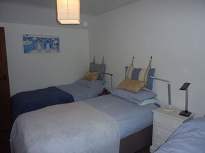 2 bedrooms, iron/ironing board, travel cot, free WiFi - Upside down barn conversion - quiet location minute walk from village amenities. (Near Buxton)