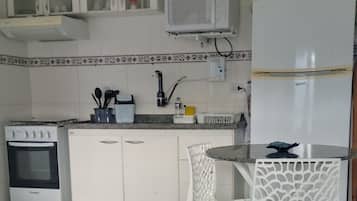 Departamento de diseñador | Cocina privada | Refrigerador, microondas, utensilios de cocina y comedor