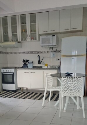 Design-Apartment | Eigene Küche | Kühlschrank, Mikrowelle, Kochgeschirr/Geschirr/Besteck, Esstisch