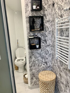 Haartrockner, Handtücher, Seife, Shampoo