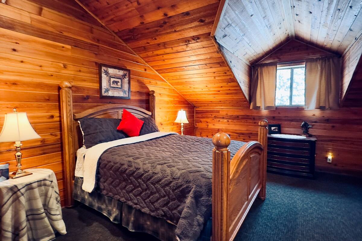 Room, 1 Queen Bed, Non Smoking, Shared Bathroom | WiFi (free), individually decorated, individually furnished