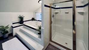 Deluxe Room, 1 King Bed, Non Smoking, Private Bathroom | Bathroom | Towels, soap, shampoo, toilet paper - Hidden Bear Retreat Center (Clark Fork)