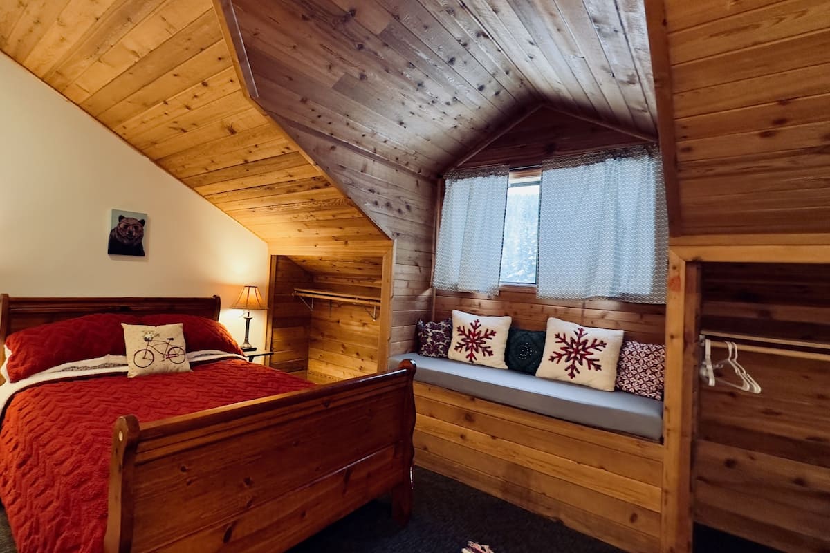 Deluxe kamer, 1 queensize bed, niet-roken, privébadkamer | Individueel gedecoreerd, individueel gemeubileerd, gratis wifi