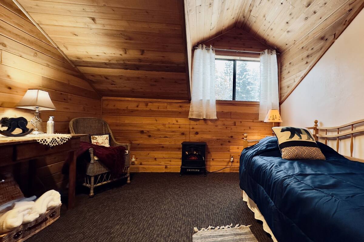Room, 1 Twin Bed, Non Smoking, Shared Bathroom | WiFi (free), individually decorated, individually furnished