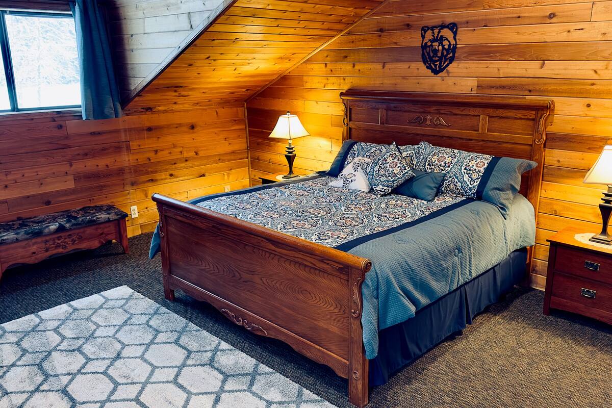 Deluxe Room, 1 King Bed, Non Smoking, Private Bathroom | WiFi (free), individually decorated, individually furnished
