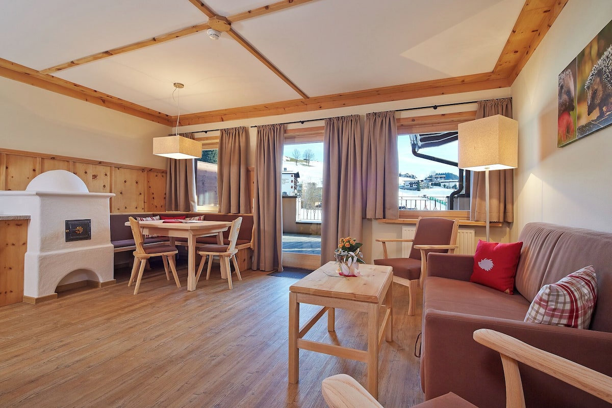 Room (Igel) | Living area | 45-inch flat-screen TV with cable channels, TV