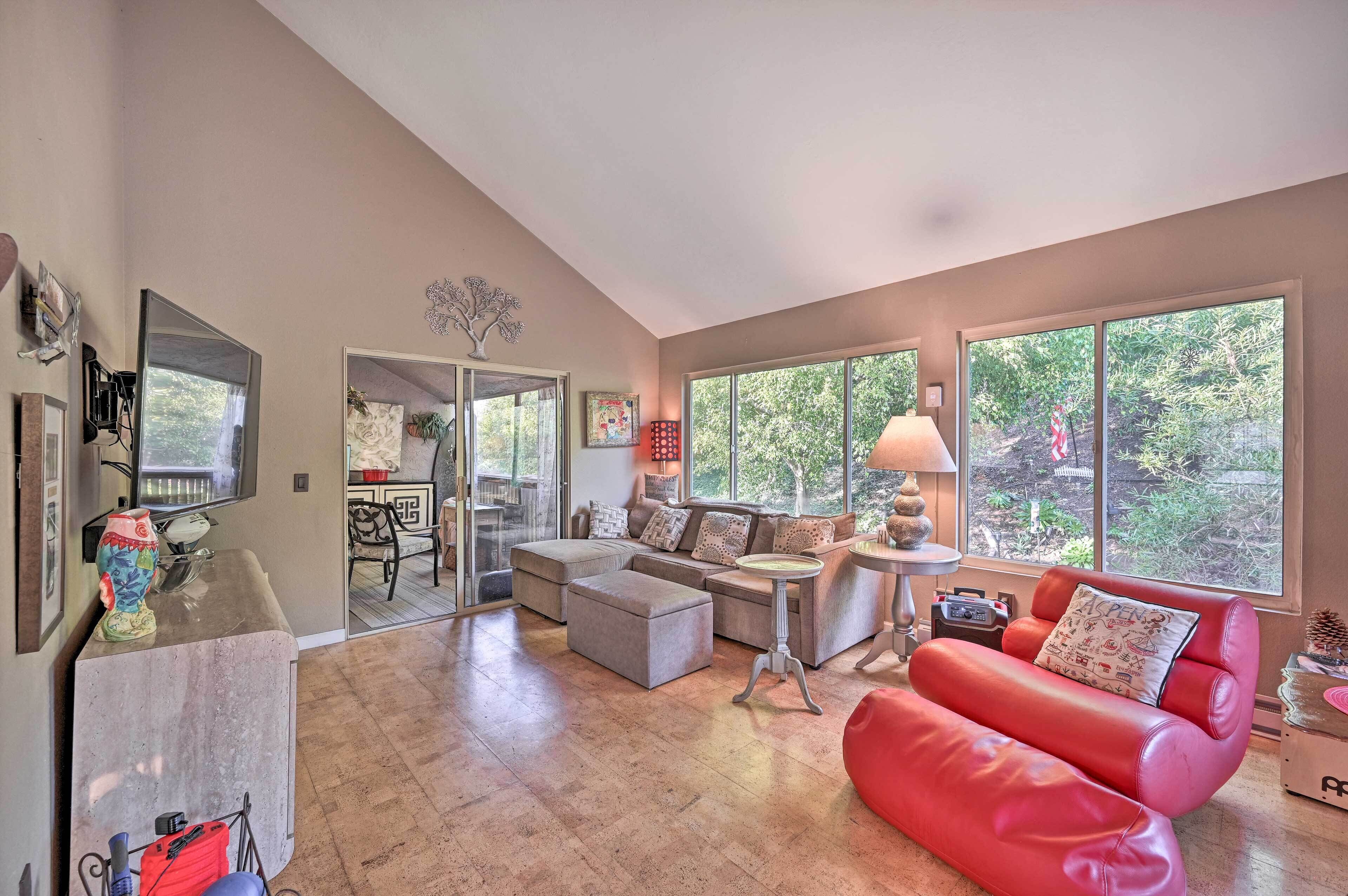 Vibrant Solana Beach Condo, 1 Mi to Beaches!