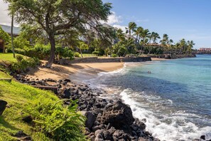 Beach - Kuleana 405 Oceanfront 1Bedroom 1 Condo by RedAwning (Lahaina)