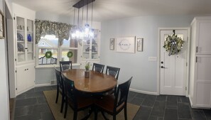 Dining - Newly renovated home! One block from Back of the Dragon-Close to downtown Marion (Marion)