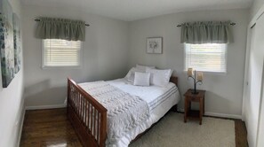 3 bedrooms, iron/ironing board, WiFi, bed sheets - Newly renovated home! One block from Back of the Dragon-Close to downtown Marion (Marion)