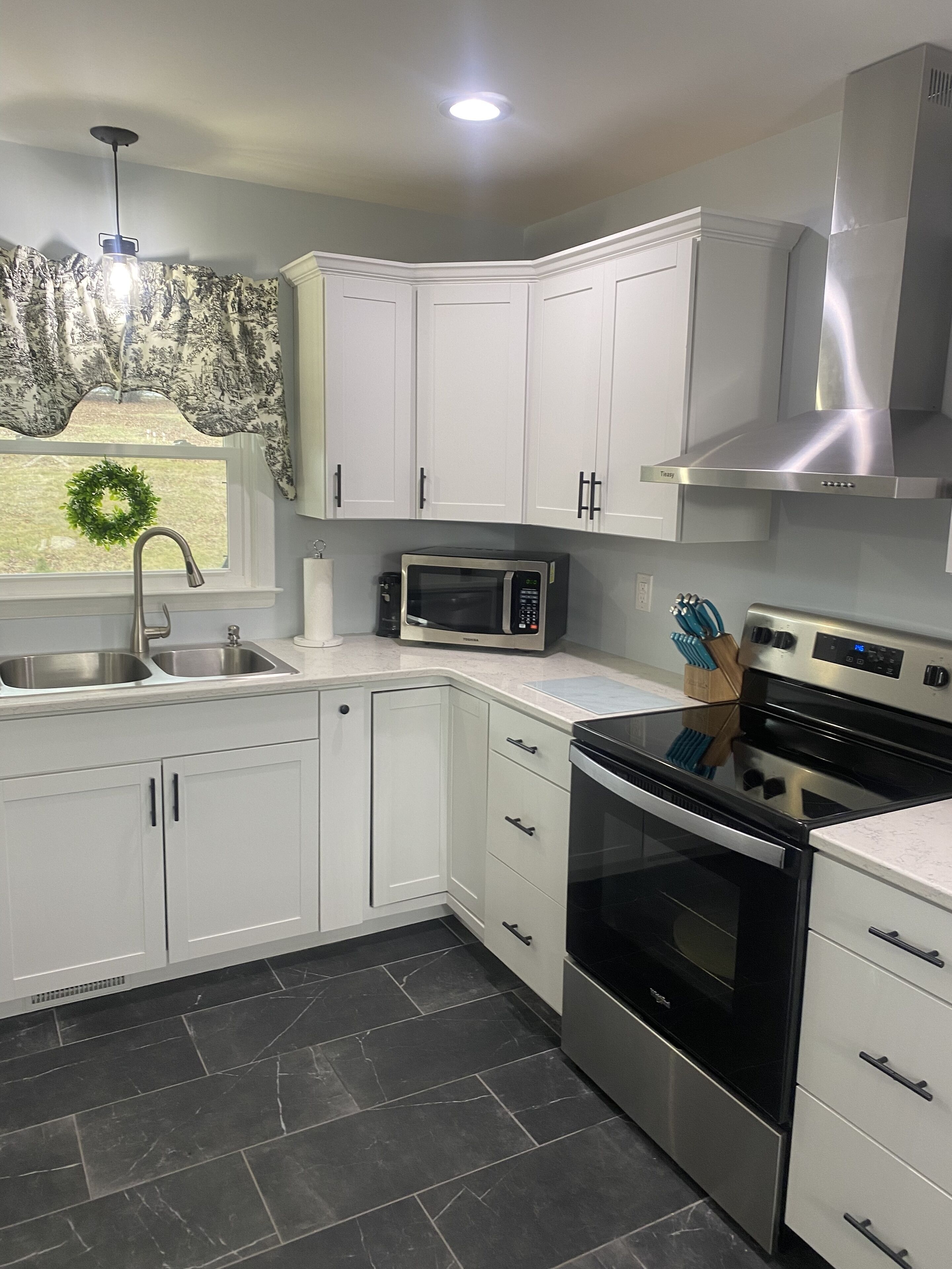 冷蔵庫、電子レンジ、オーブン、コンロ