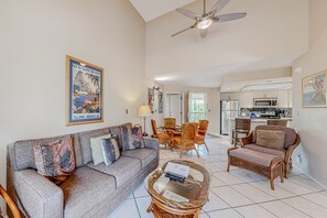 TV, DVD player - Island getaway with pools, hot tubs, tennis, BBQs & easy beach access (Kihei)