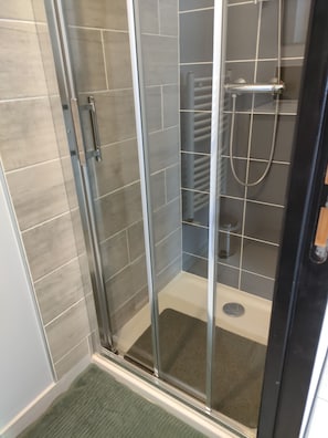 Ensemble douche/baignoire, sĂšche-cheveux, papier toilette
