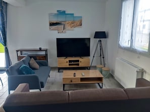 Smart-TV, DVD-Player, Bücher