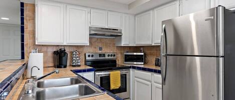 Jääkaappi, mikroaaltouuni, uuni, kahvin-/teenkeitin