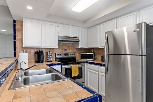 Kühlschrank, Mikrowelle, Ofen, Wasserkocher mit Kaffee-/Teezubehör