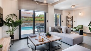 Un salon moderne avec un canapé, une table basse et une vue sur une piscine.