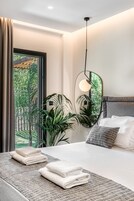 Ropa de cama de alta calidad y caja de seguridad en la habitación 